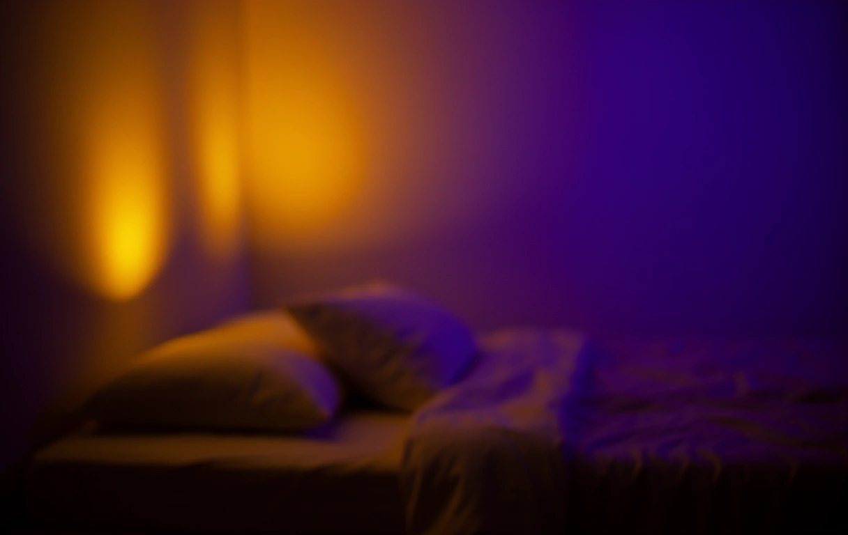 Abendlicht in einem ruhigen Schlafzimmer